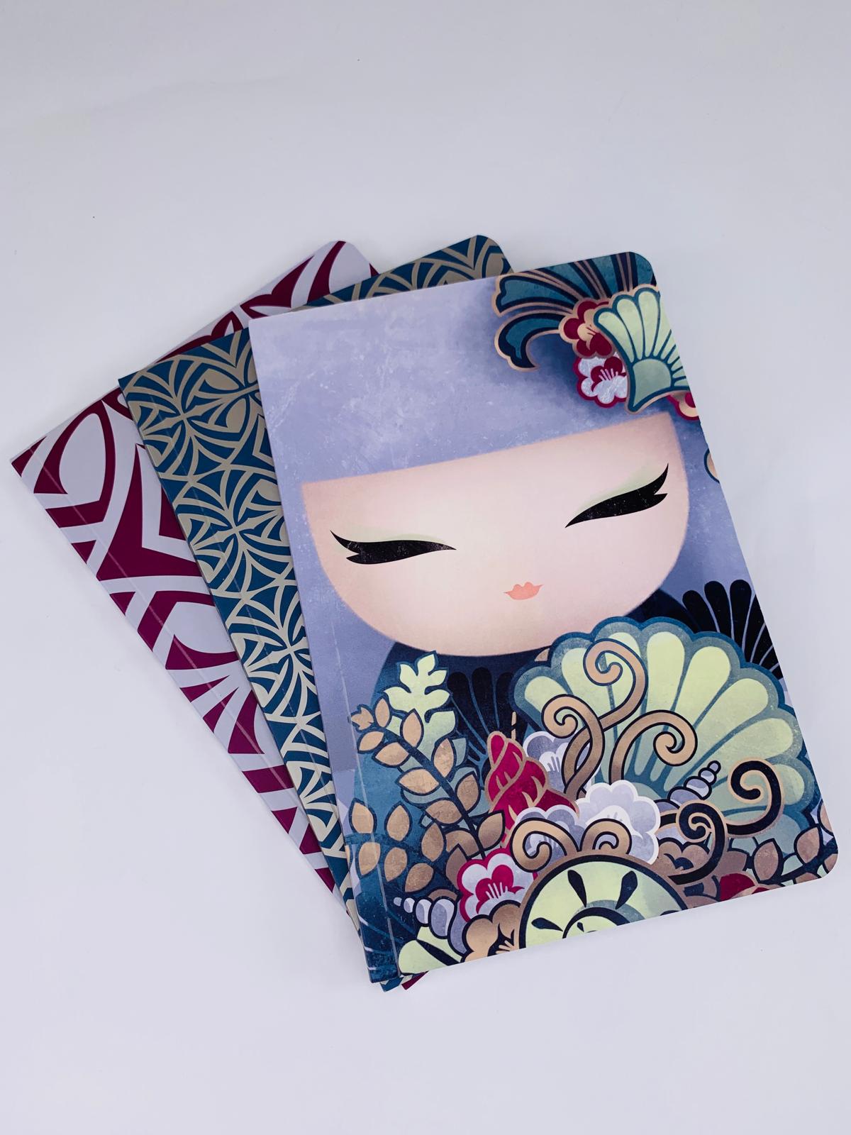 Inspiră-ți notițele cu spiritul tandru Airi și bucură-te de un trio de caiete care îmbină eleganța japoneză cu utilitatea de fiecare zi