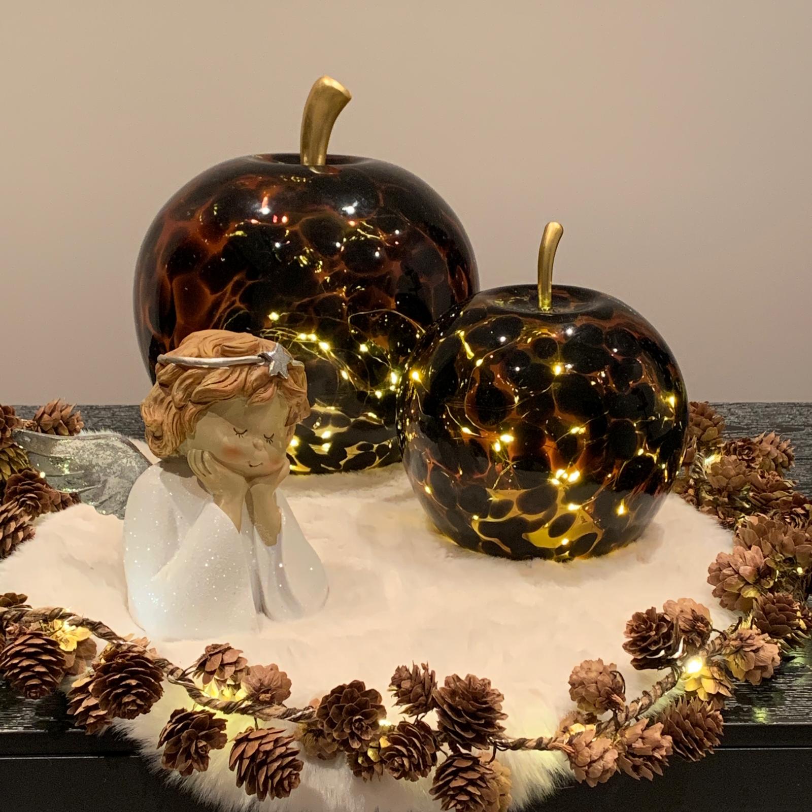 Mar maro marmorat cu 20 de leduri care reflecta o lumina placuta in camera