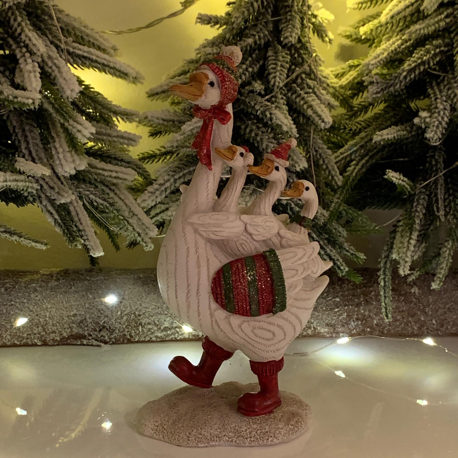 Figurina decorativa Gasca cu pui 18 cm