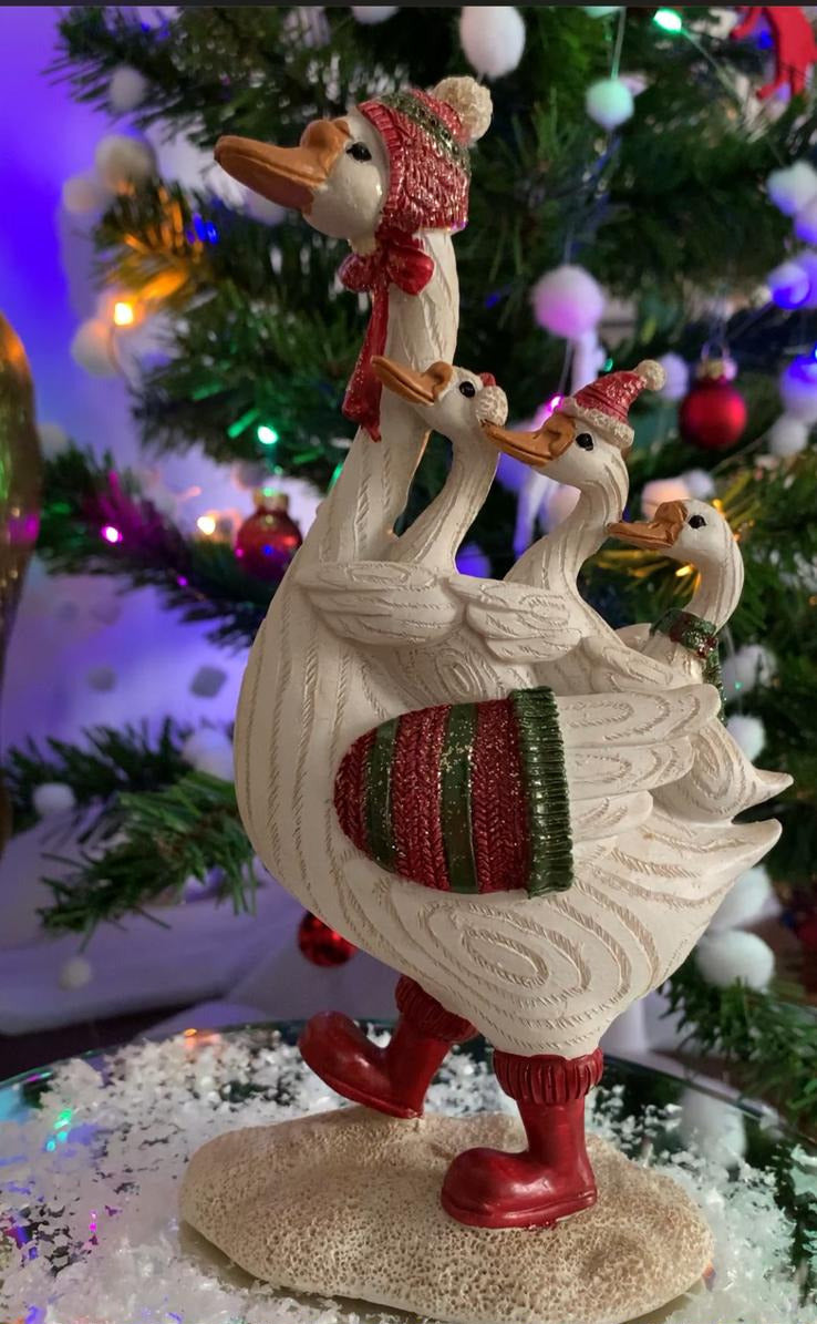 Figurina decorativa Gasca cu pui 18 cm