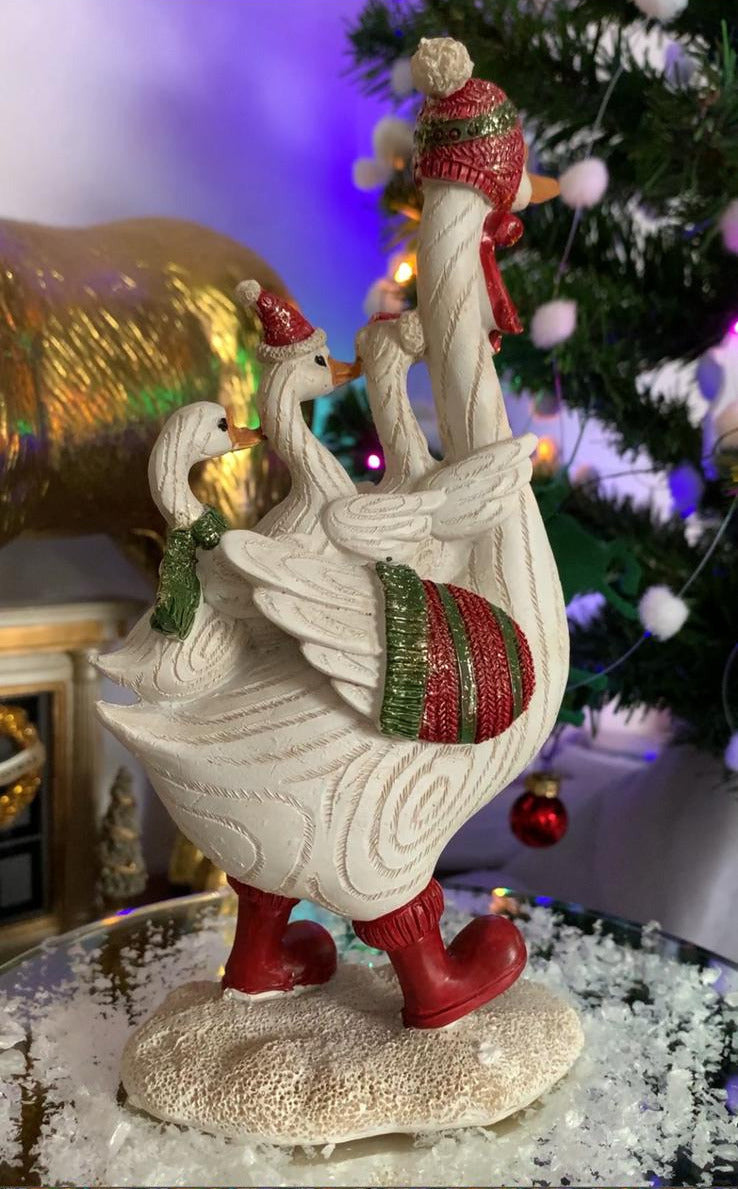 Figurina decorativa Gasca cu pui 18 cm