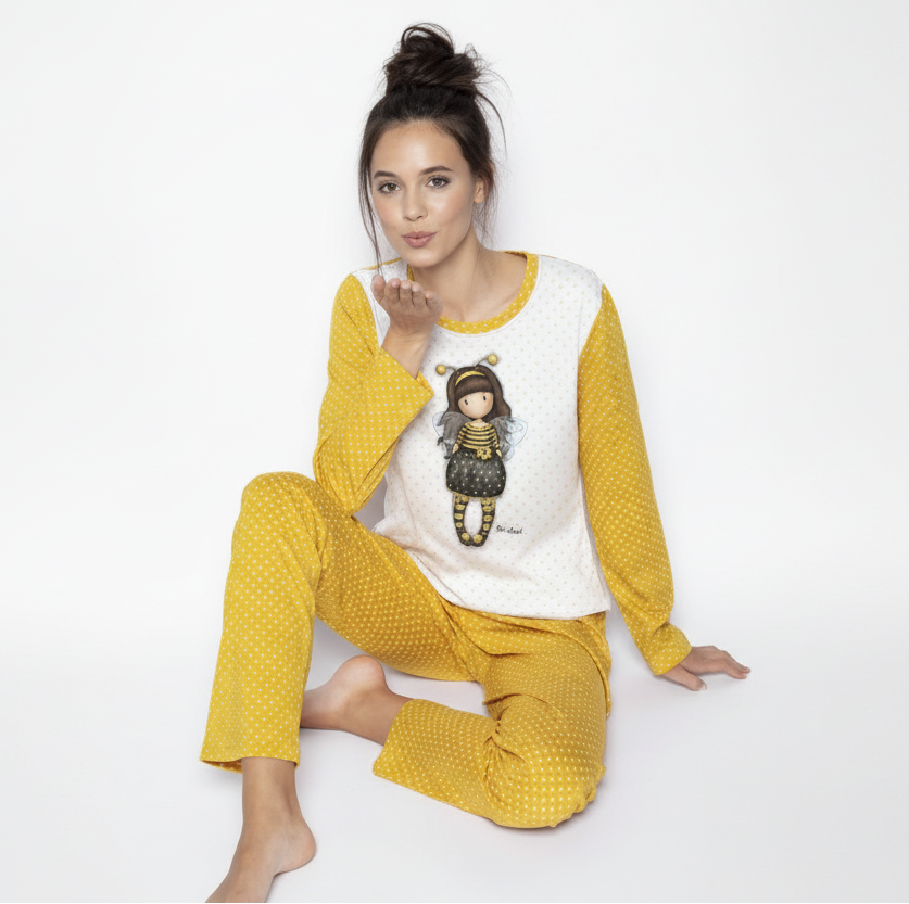 Răsfață-te cu pijamalele Gorjuss Bee Loved, create pentru confort și relaxare. Designul delicat și materialul plăcut la atingere îți oferă o stare de bine și te ajută să te bucuri de un somn liniștit.