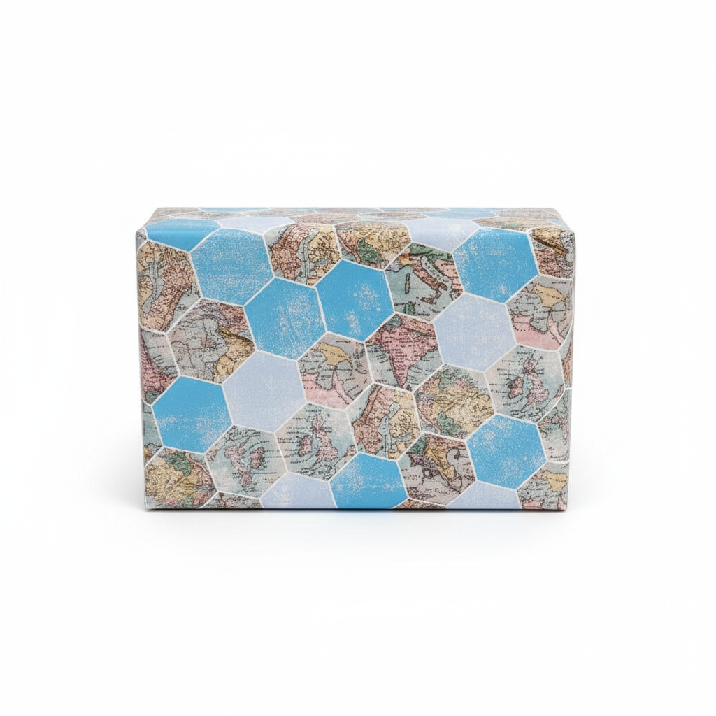 Hârtie de împachetat masculina de 3 m. Model 3 design hexagonal cu printuri de hartă și tonuri elegante de bleu