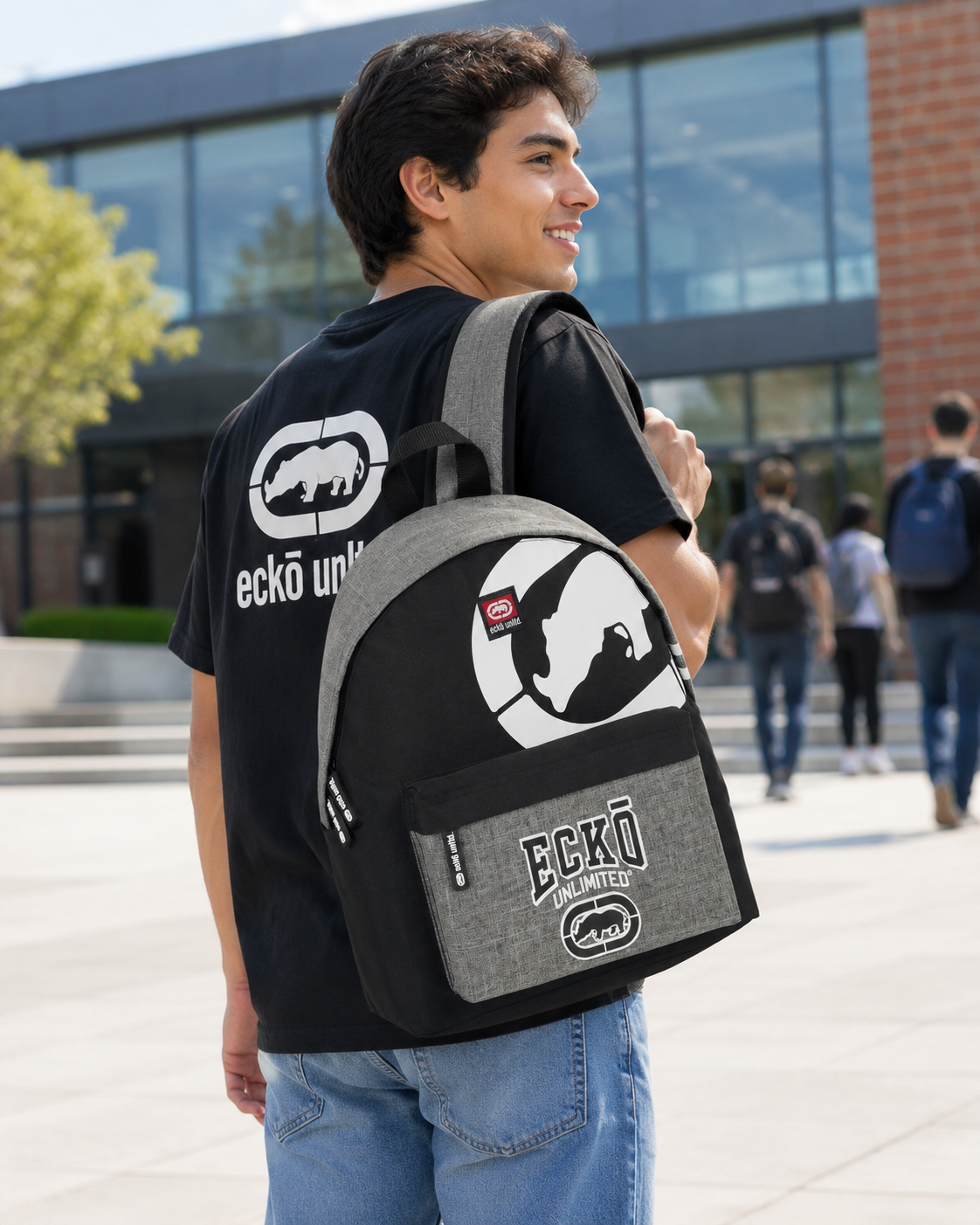 rucsac street style Ecko în context urban