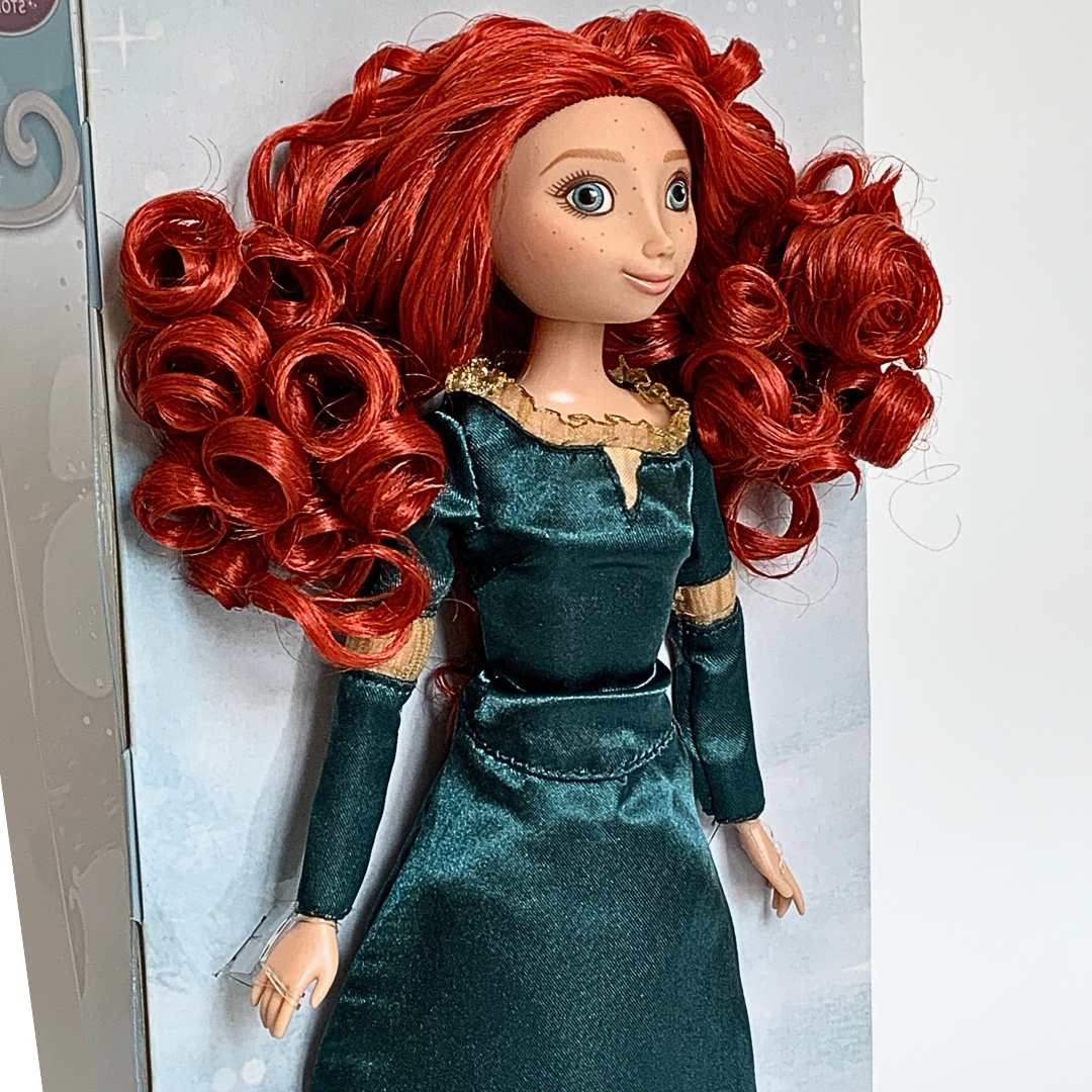 papusa de colectie originala Merida Disney cu par roșcat 