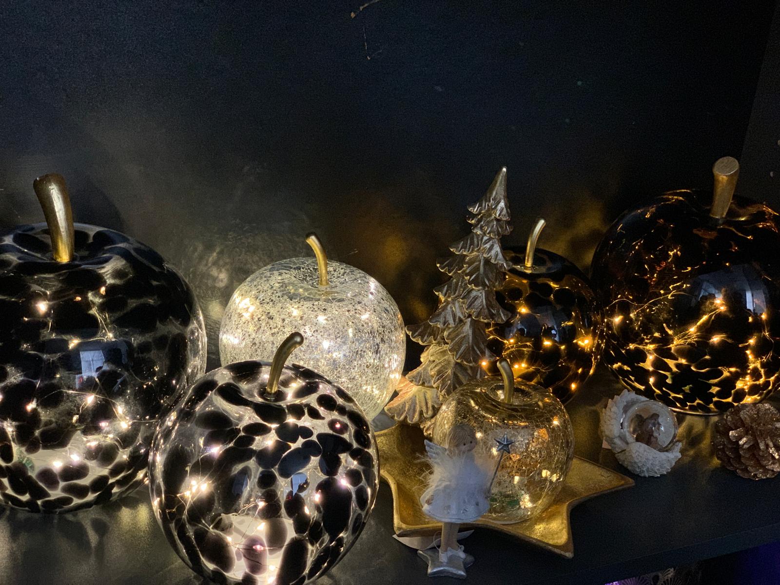 Mar decorativ argintiu marmorat, cu 20 de leduri. Un element central in decoarea festiva de iarnă 