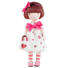 Papusa parfumata Gorjuss Little Heart, cu par matasos, imbracata intr-o rochita alba cu inimioare roz, accesorizata cu bentita si gentuta asortata, prezentata intr-o cutie eleganta in dungi cu fereastra. Perfecta pentru cadou sau colectie.